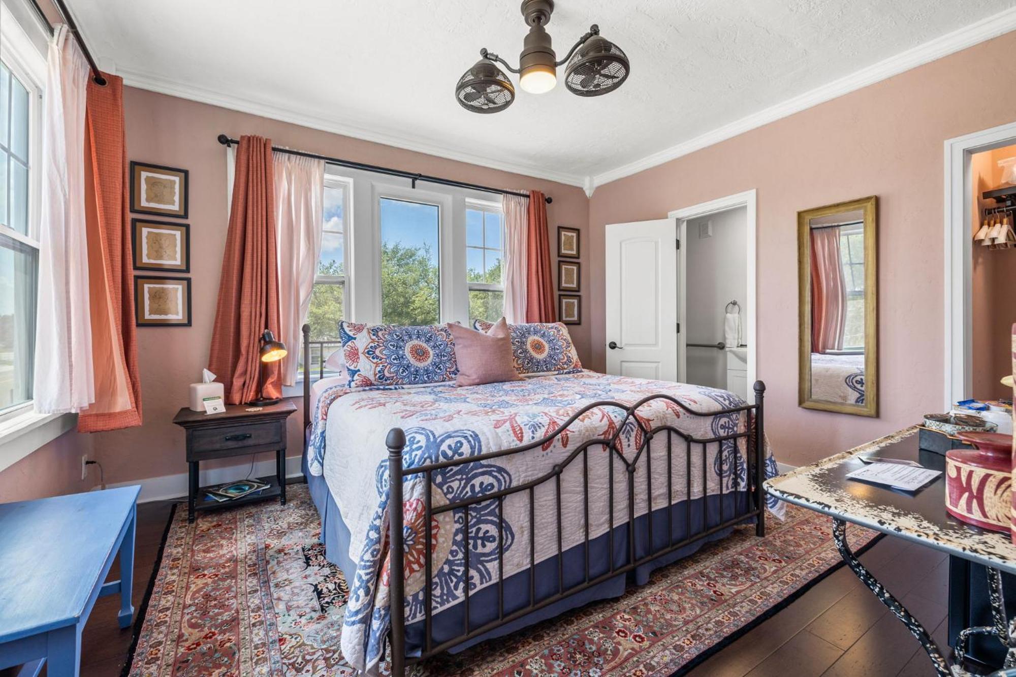 The Kenwood Gables Bed & Breakfast Сейнт Питърсбърг Екстериор снимка